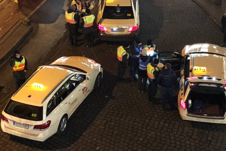Zoll und Ordnungsamt rückten mit einem Dutzend Mitarbeitern an.