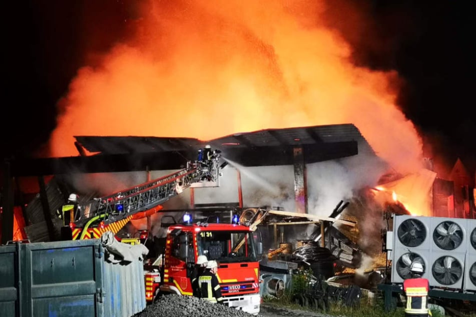 Das Feuer verschlang dazu noch mehrere Fahrzeuge.