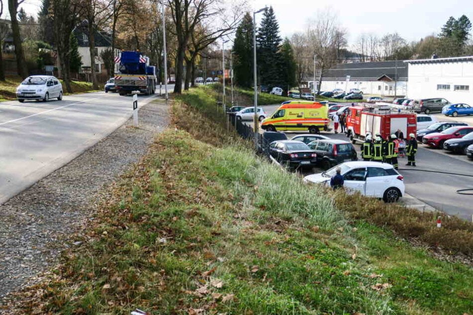 Der VW fuhr erst diesen Hang hinunter, bevor er auf dem Parkplatz landete.