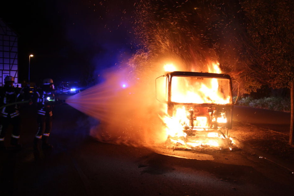 Der Lkw stand komplett in Flammen.