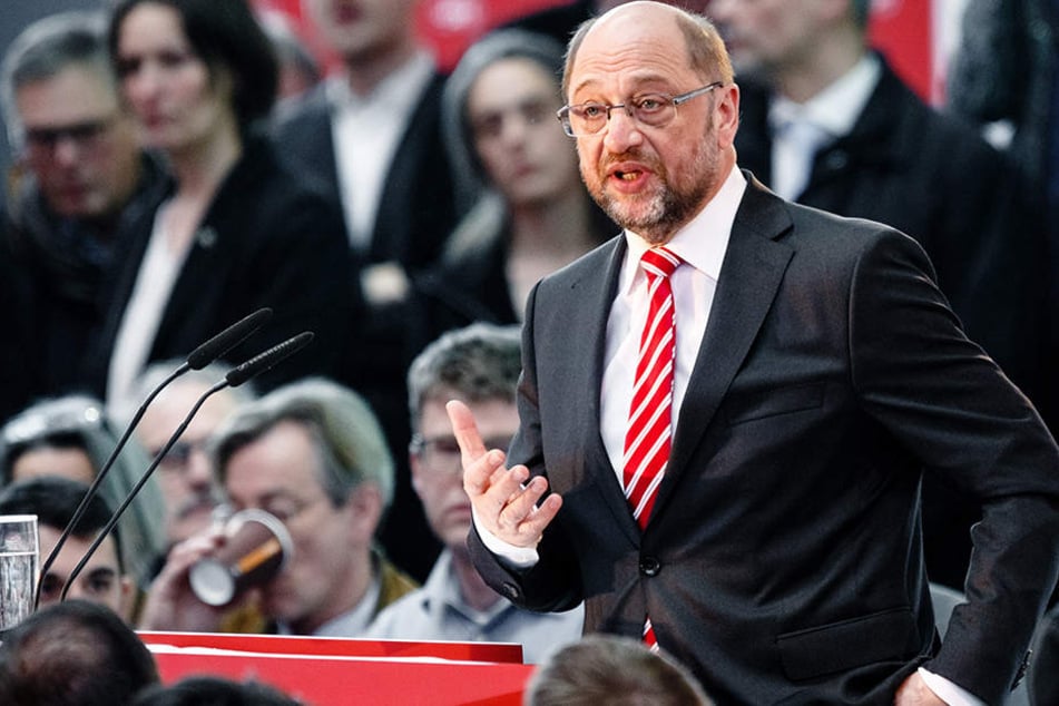 Martin Schulz (61, SPD) diskutiert in Bielefeld über die Arbeitsbedingungen der Zukunft.