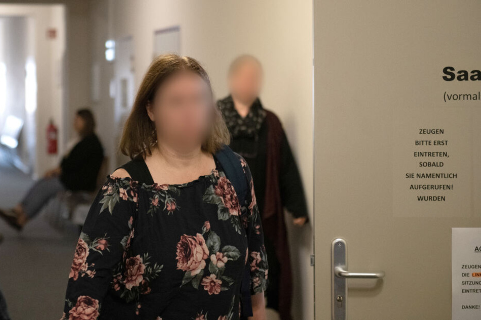 Die vierfache Mutter, die wegen Misshandlung angeklagt ist, geht zum Prozess im Landgericht Lübeck.