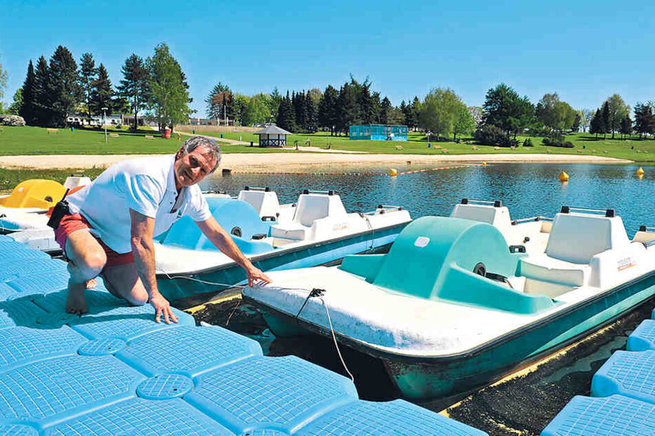 Zum Saisonstart muss alles perfekt
sein: Rettungsschwimmer Alexander
Uhlig (57) wirft einen Blick auf die Wassertreter
am Stausee Rabenstein.