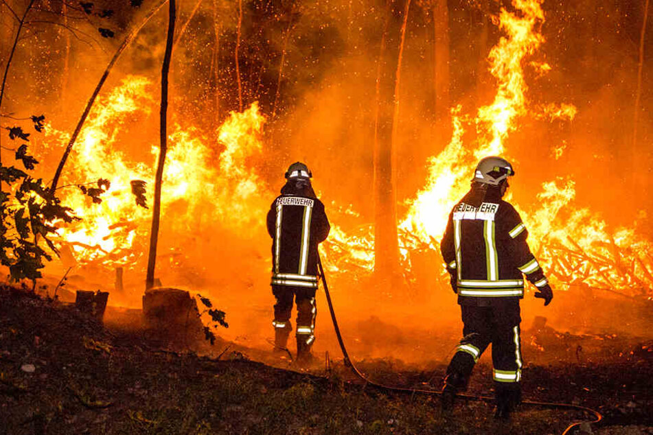 Zwischen Burkau und Schönbrunn gerieten Heuballen in Brand.