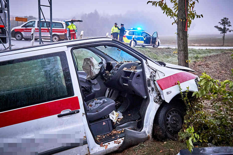 Vom Kreisverkehr in den Straßengraben geschleudert: Der Fahrer dieses Mercedes wurde dabei schwer verletzt.