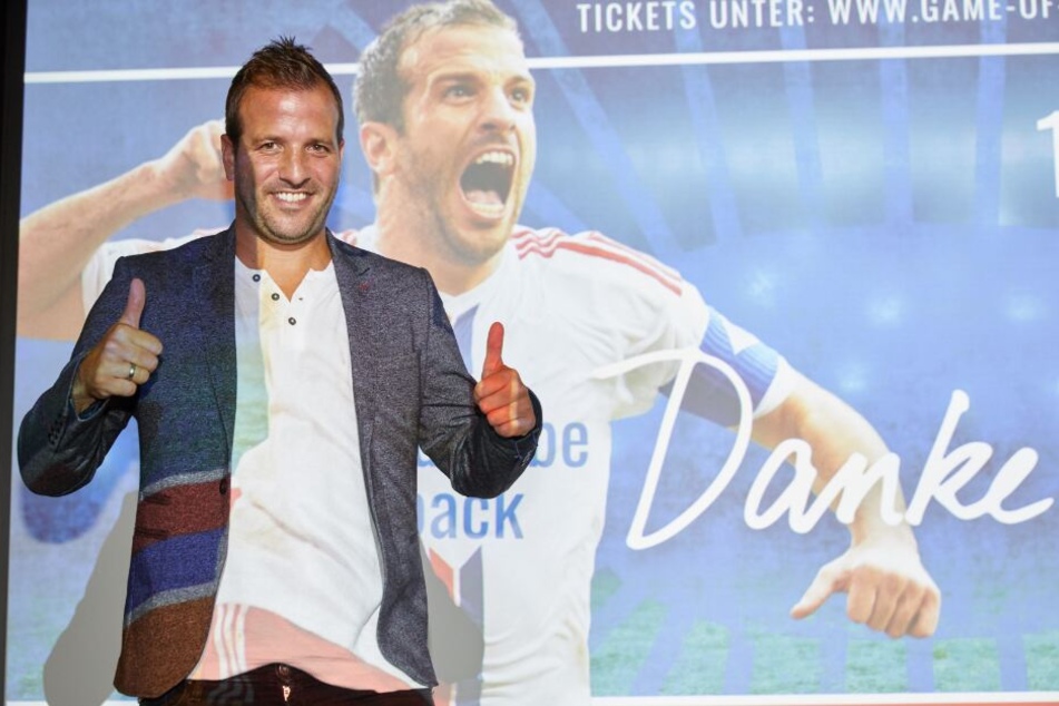 Der Ex-HSV-Profi, lächelt auf einer Pressekonferenz zum Abschiedsspiel am 13. Oktober.
