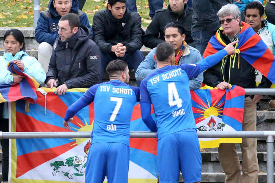 Die Spieler des Regionalligisten im Austausch mit den Tibet-Aktivisten.
