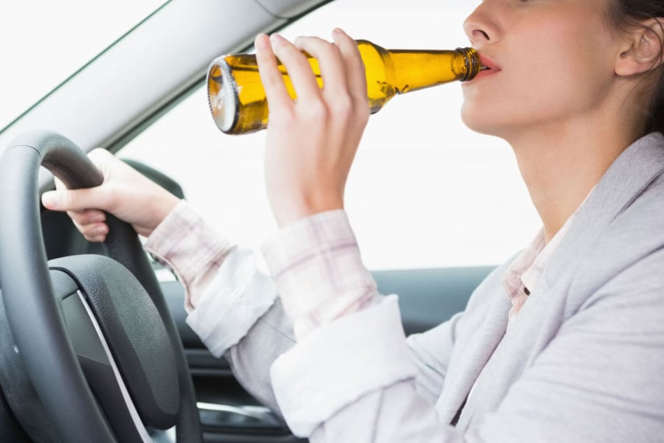 Die Frau hatte 1,91 Promille und fuhr trotzdem mit ihren Kindern im Auto umher. (Symbolbild)