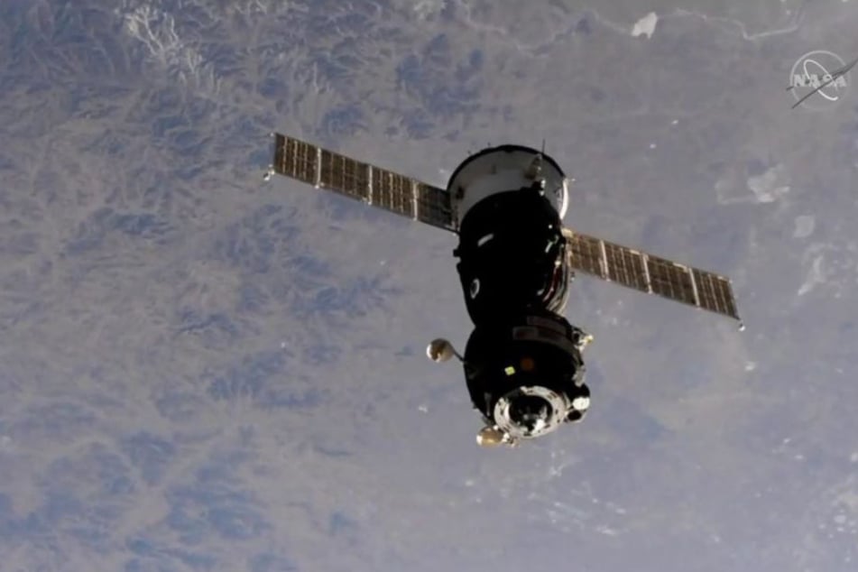 Die Sojus-Raumkapsel mit dem deutschen Astronauten Alexander Gerst an Bord, kurz nachdem sie von der Internationalen Raumstation ISS abgedockt hatte.