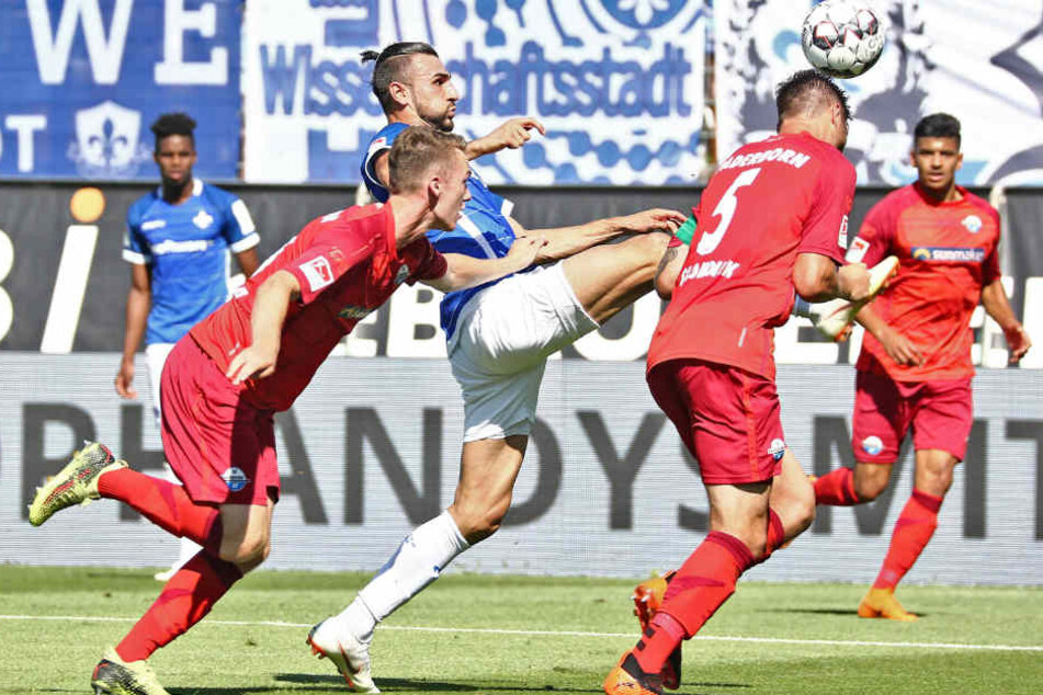 Serdar Dusun im Zweikampf mit Christian Strohdiek vom SCP.