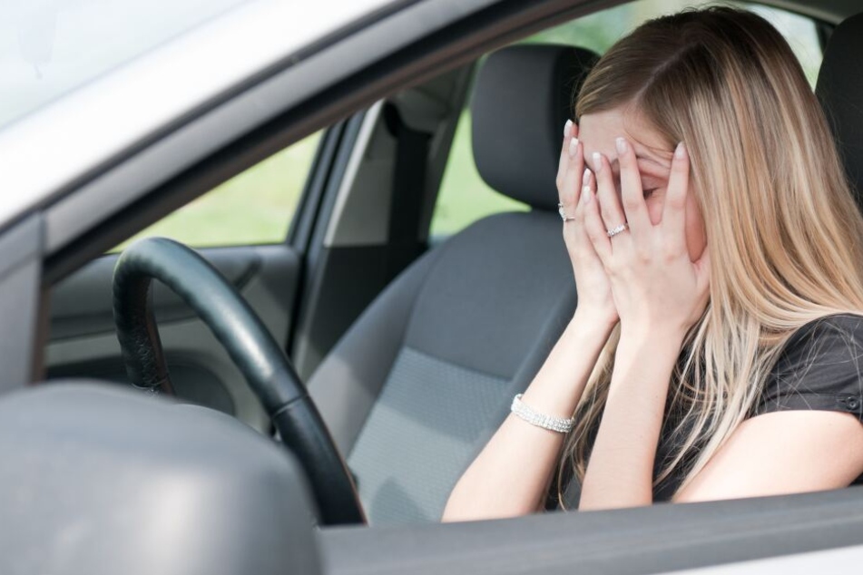 Der Mann sprang der Frau vor ihr Auto und zwang sie so anzuhalten. (Symbolbild)