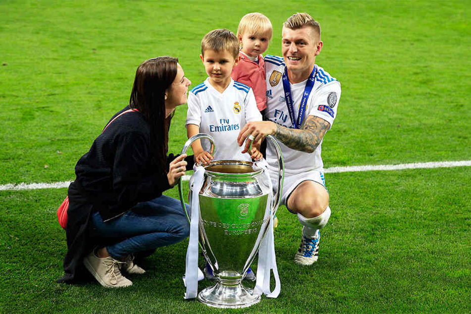 Toni Kroos feiert den vierten Champions-League-Sieg seiner Karriere mit seiner Frau Jessica Faber und seinen Kindern Leon und Amelie.
