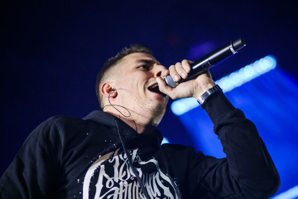 Gzuz mit vollem Einsatz bei einem Konzert-Auftritt.