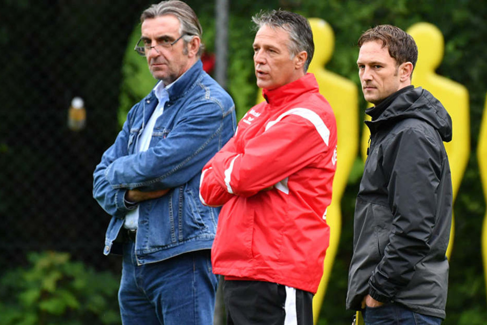Sportdirektor Ralf Minge (li.) ist mit dem Saisonstart seiner Dynamos zufrieden.