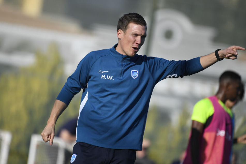 Hannes Wolf, Trainer des KRC Genk, gibt im Training Anweisungen.
