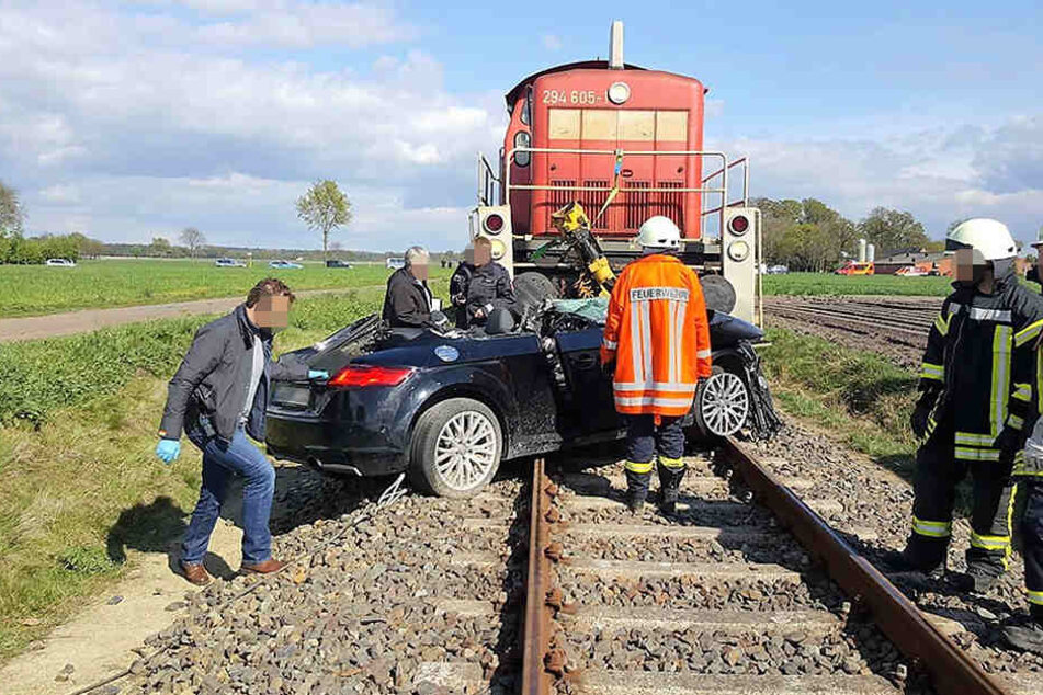 Die Frau war laut Polizeiangaben sofort nach dem Zusammenstoß mit der Bahn tot.