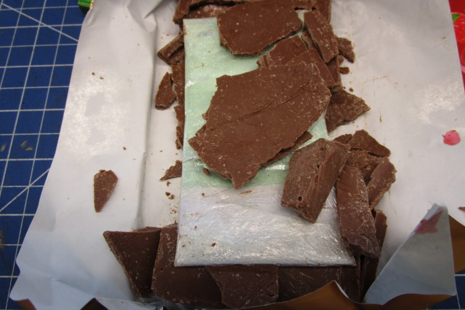 In der Verpackung befand sich eine mit Schokolade überzogene Platte mit einer weißen, pulvrigen Substanz, dabei handelte es sich um Kokain.