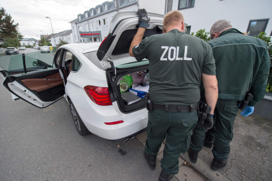 Die Zollbeamten konnten sogar Gold und 100.000 Euro Bargeld sicherstellen.
