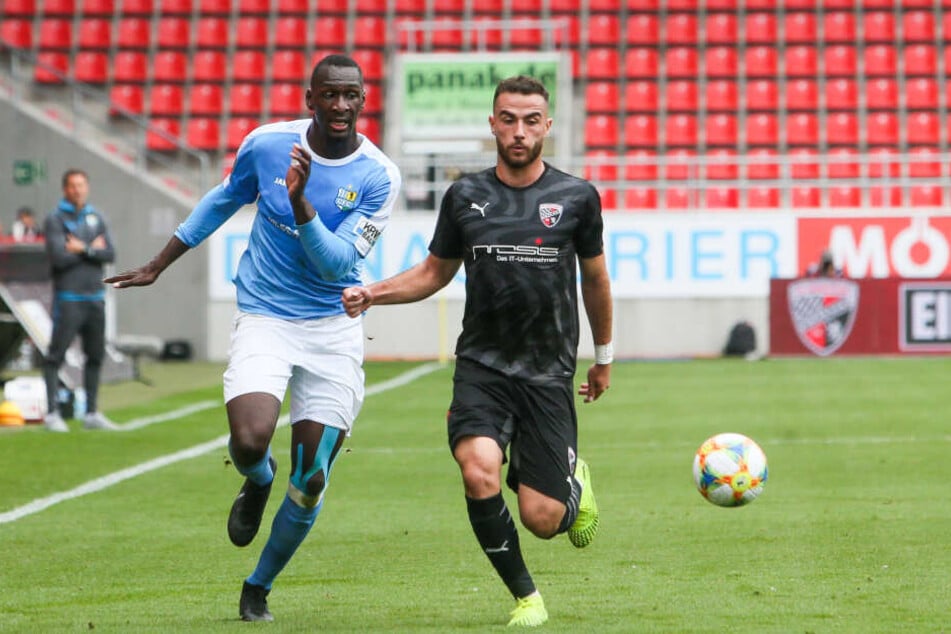 CFC-Spieler Tarsis Bonga (l.) und Fatih Kaya vom FC Ingolstadt.