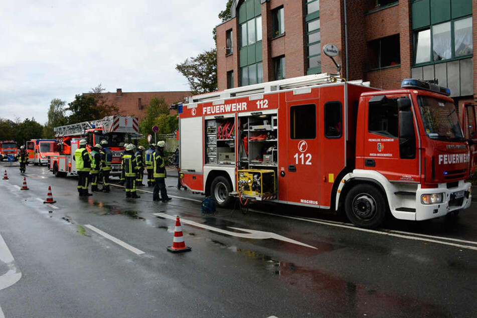 Die Feuerwehr rückte mit einem Leiterwagen an, um den Brand zu löschen.