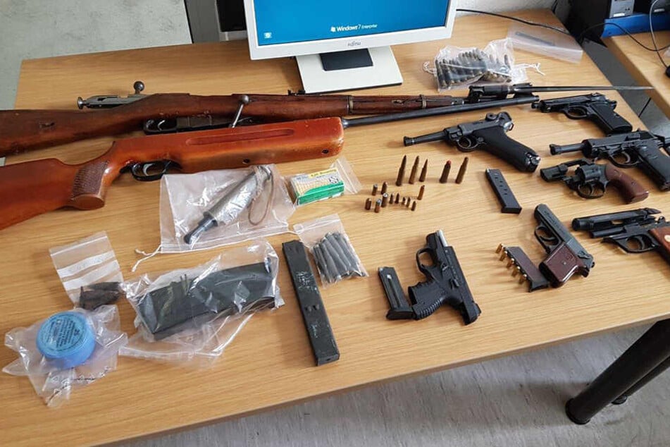 Diese Waffensammlung fanden Magdeburger Polizisten in einer Wohnung, die zwangsgeräumt werden sollte.
