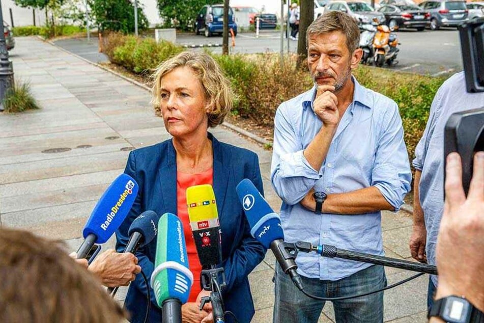 ZDF-Frontal21-Chefin Ilka Brecht und der Redakteur Arndt Ginzel bei ihrem Statement vor der Presse.