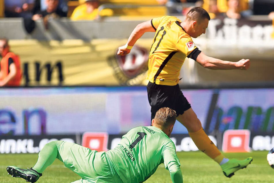 Spät in der Saison: Gegen Köln-Keeper Timo Horn (am Boden) erzielte Haris Duljevic beim 3:0-Sieg am 30. Spieltag seinen bisher einzigen Saisontreffer.