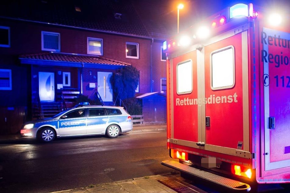 Die Beamten gingen dem Hinweis des Anrufers nach und fanden einen 22-Jährigen tot in seiner Wohnung auf. (Symbolbild)