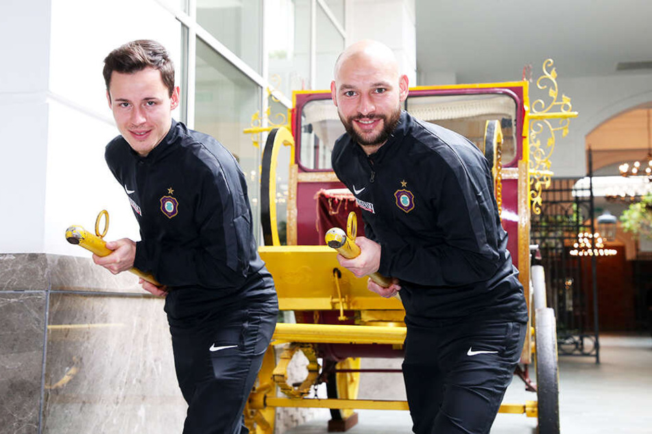 Vor den Auer Karren gespannt: Clemens Fandrich (l.) und Philipp Riese sind für die Ordnung im Mittelfeld unverzichtbar.