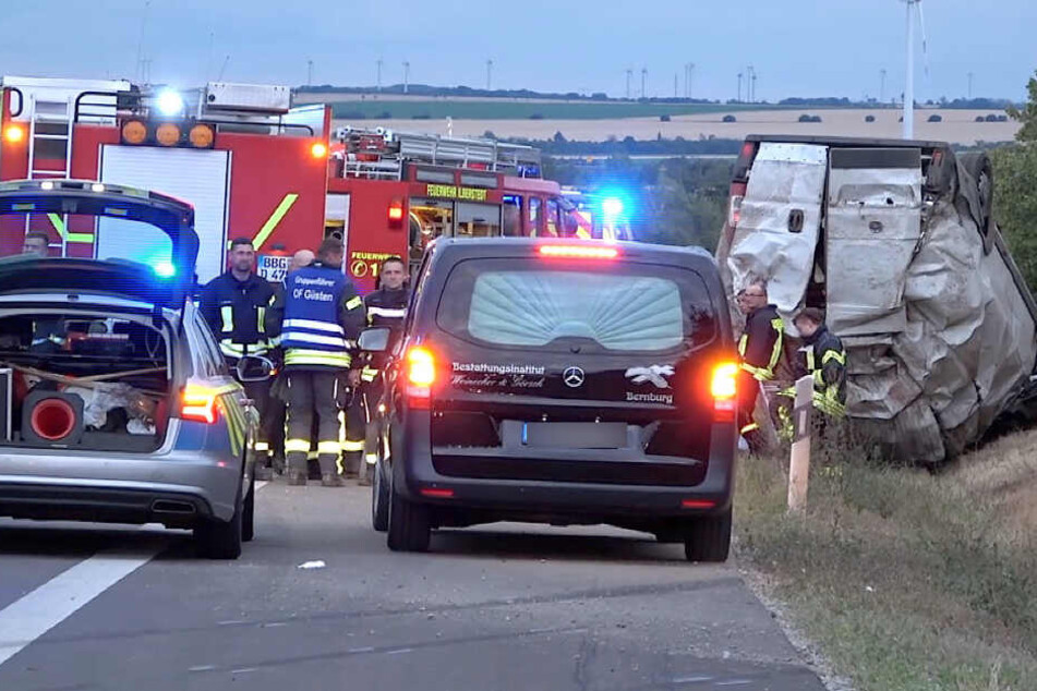Der Fahrer des Transporters verstarb noch an der Unfallstelle.
