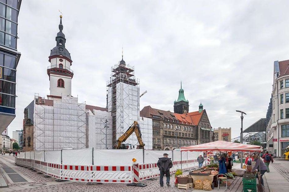 Bald ordentlich herausgeputzt: Auch die Fassade des Alten Rathauses (l.) wird bis voraussichtlich
November 2017 erneuert.