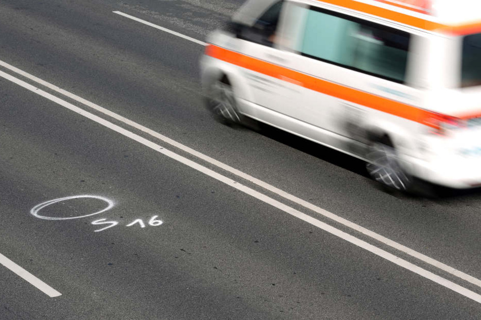 Eine 64-jährige Autofahrerin übersah beim Überholen eines Lkw einen entgegenkommenden BMW und stieß frontal mit ihm zusammen. (Symbolbild)
