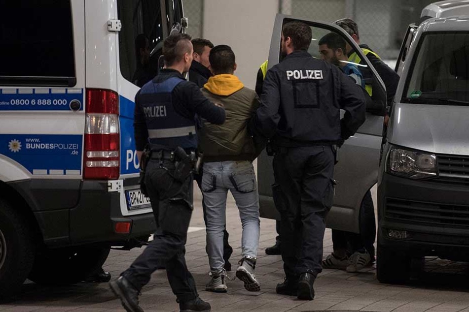 Abschiebungen straffälliger Ausländer sollen künftig intensiviert werden.