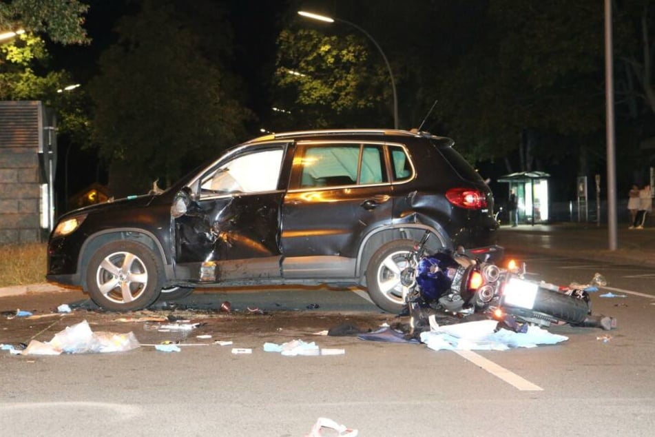 Ein Motorrad ist am späten Dienstagabend in Berlin in ein Auto gekracht.