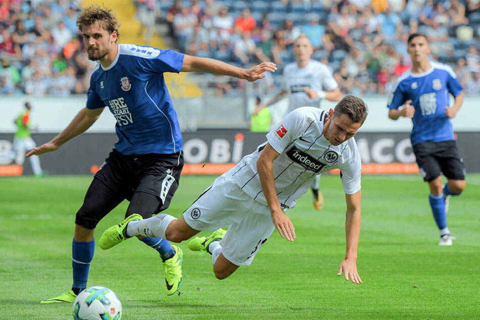 Robert Schick (links) Branimir Hrgota im Zweikampf.