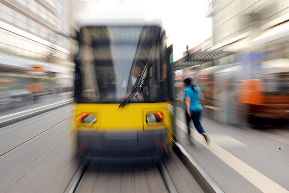 Der Straßenbahnverkehr musste aufgrund des Vorfalls für rund eine Stunde unterbrochen werden. (Symbolbild)