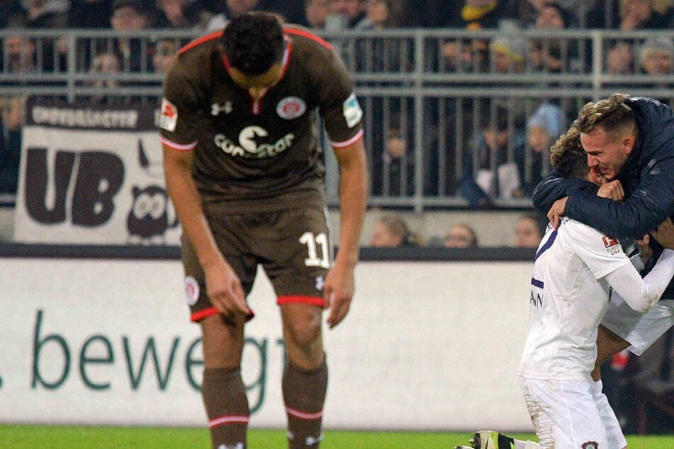 Der Jubel nach dem 2:1 auf St. Pauli fiel heftig aus. Hier umamt Simon Skarlatidis (r.) seinen Kollegen Fabio Kaufmann.