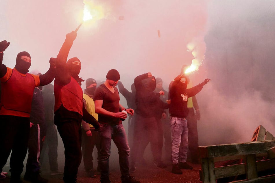 Seitenwechsel: Hier dürfen Polizisten mal richtig Randale machen. Ihre Kollegen sollen üben, die Barrikade aufzulösen und die Rädelsführer im Pyro-Chaos dingfest zu machen.