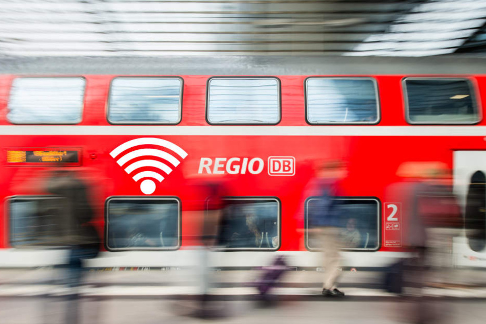 Statt den bekannten roten DB Regio Zügen rollen immer öfter Wagen der Mitbewerber durchs Land. Deshalb muss die Bahntochter Stellen abbauen.