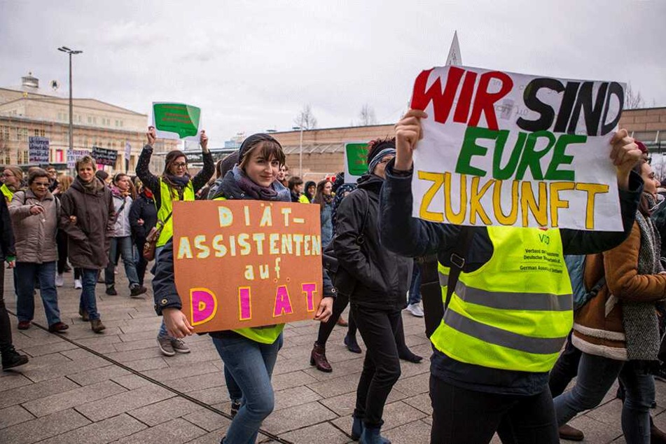 Etwa 700 Therapeuten kamen Samstag in Leipzig zusammen, um für bessere Arbeitsbedingungen zu demonstrieren.