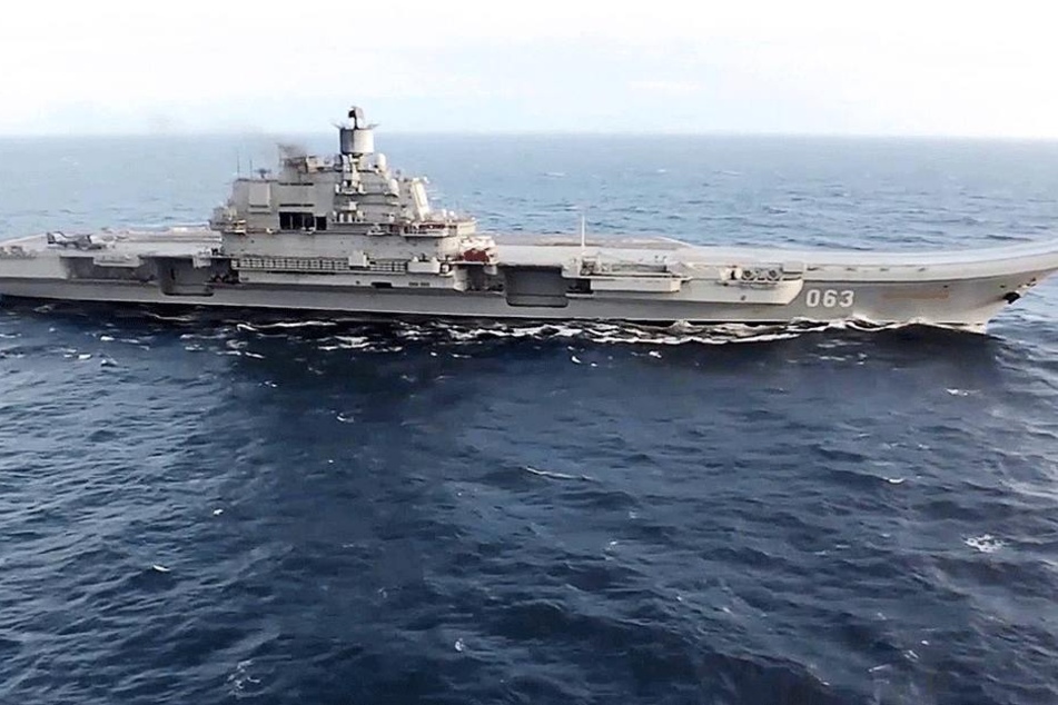 Bei der Landung auf dem Flugzeugträger "Admiral Kusnezow" stürzte ein Kampfjet ins Meer.