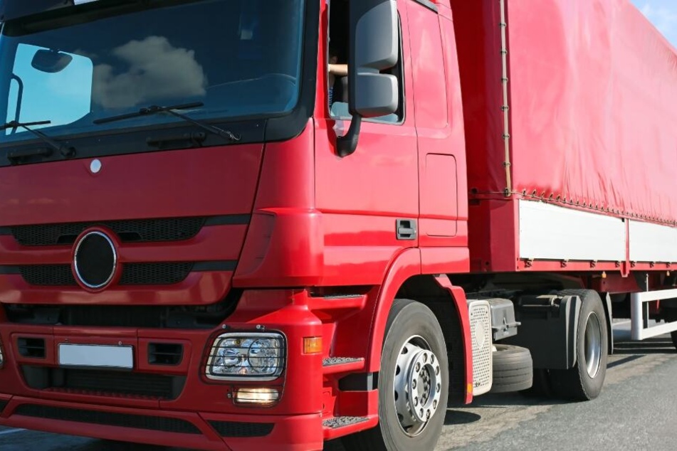 Ein Lkw hat ein zehnjähriges Mädchen in Berlin-Heinersdorf erfasst (Symbolbild).