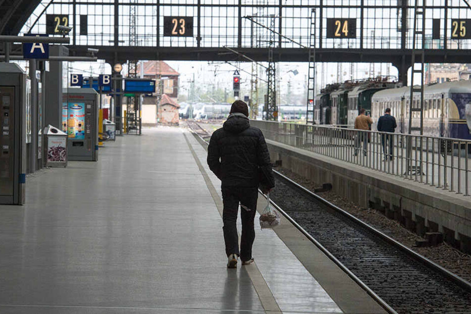 Der Mann sprach die Frau am Bahnsteig an und griff sich anschließend in die Hose. (Symbolbild)