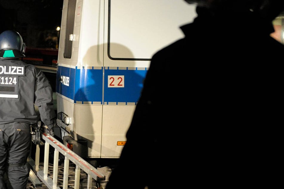 Nach dem Angriff auf Polizisten wurden nunmehr zwei Männer angeklagt.