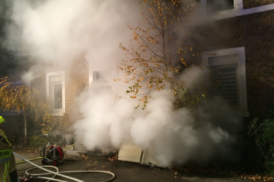Unter Atemschutz gingen die Einsatzkräfte gegen das Feuer vor.