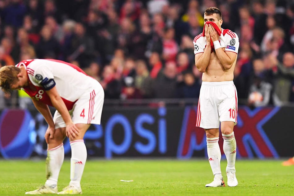 Die niedergeschlagenen Ajax-Spieler Matthijs de Ligt (l.) und Dusan Tadic konnten nicht fassen, was kurz zuvor geschehen war.