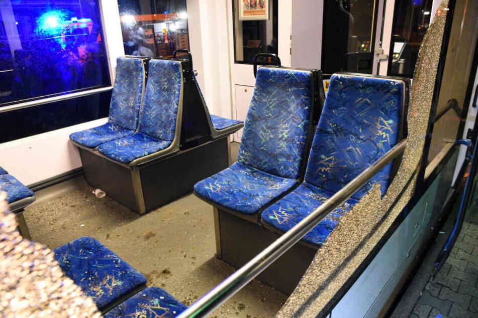 Blick auf die Sitze durch ein zerborstenes Fenster der Stadtbahn.