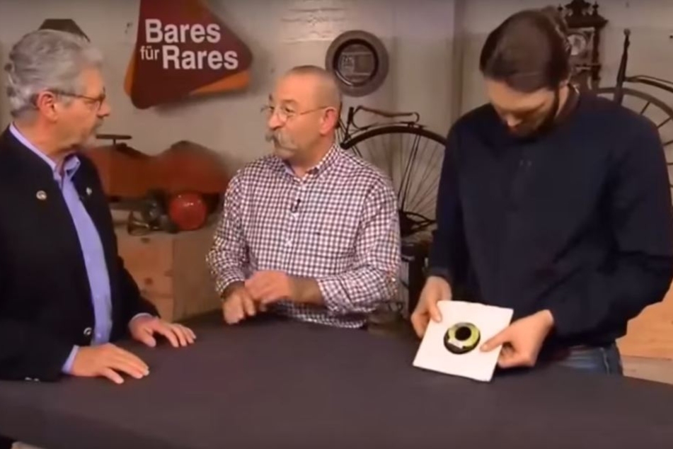 Experte John (re) begutachtet die Platte.