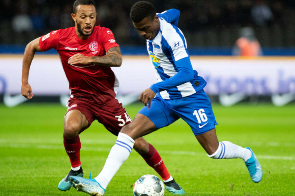 Javairo Dilrosun im Zweikampf mit Lewis Baker.