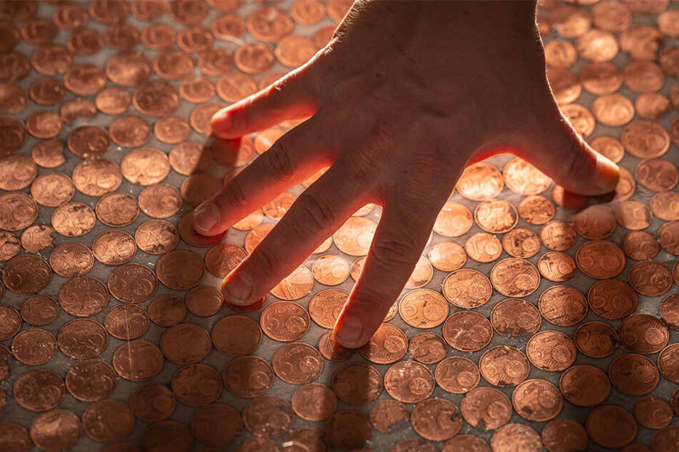 Lauter 1-, 2- und 5-Cent-Münzen haben die jungen Betreiber in mühevoller Arbeit auf den Boden geklebt. Insgesamt gut 1300 Euro.